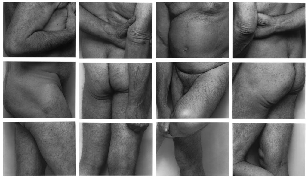 John Coplans fotografierte seinen eigenen Körper über mehrere Jahre hinweg und dokumentiert so seinen eigenen Alterungsprozess. Der Zusammenschnitt der vier Bilder wird mit weißen Linien gerastert.