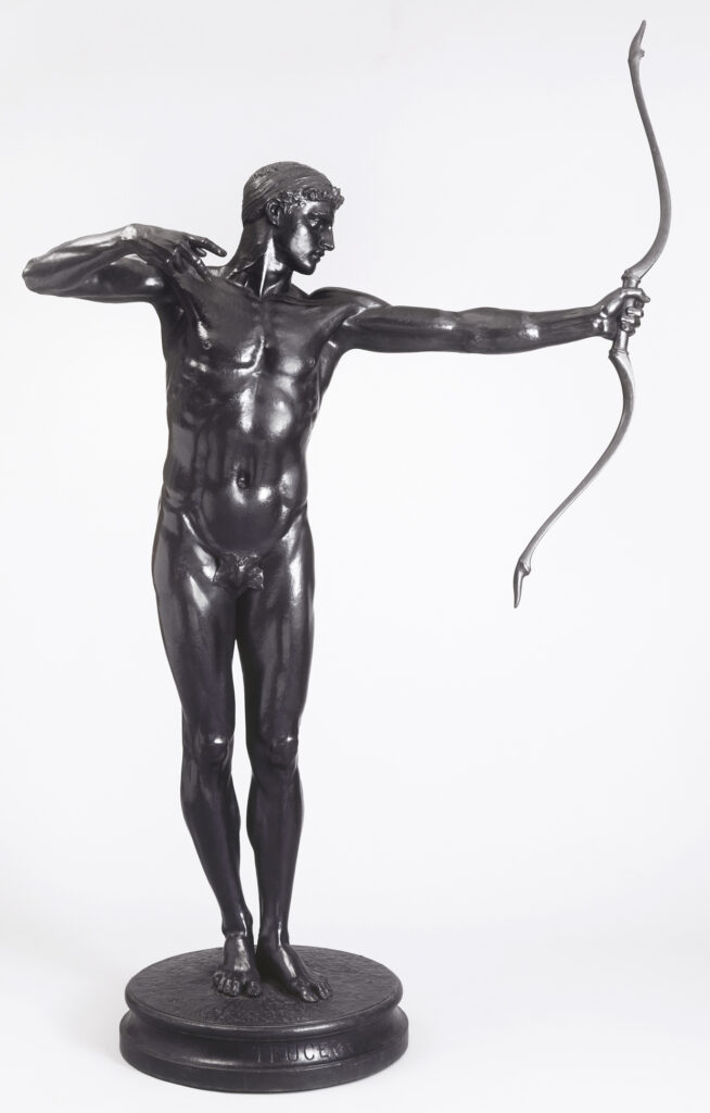 Die lebensgroße Bronzefigur zeigt den griechischen Bogenschützen Teukros. Er wird mit kräftigem, athletischen Körperbau und gespanntem Bogen dargestellt.