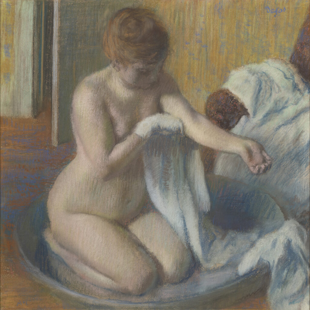Eine nackte Frau kniet auf dem Boden und trocknet sich mit einem weißen Tuch ab. Ihr Blick ist gesenkt und die Betrachtenden beobachten die Szene wie durch ein Schlüsselloch