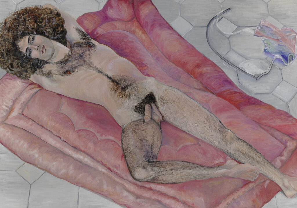 Das Modell Paul Rosano liegt nackt auf einer leuchtend rosafarbenen Decke. In erotischer Pose streckt er sich ganz aus, sein Genital ist vollständig entblößt.